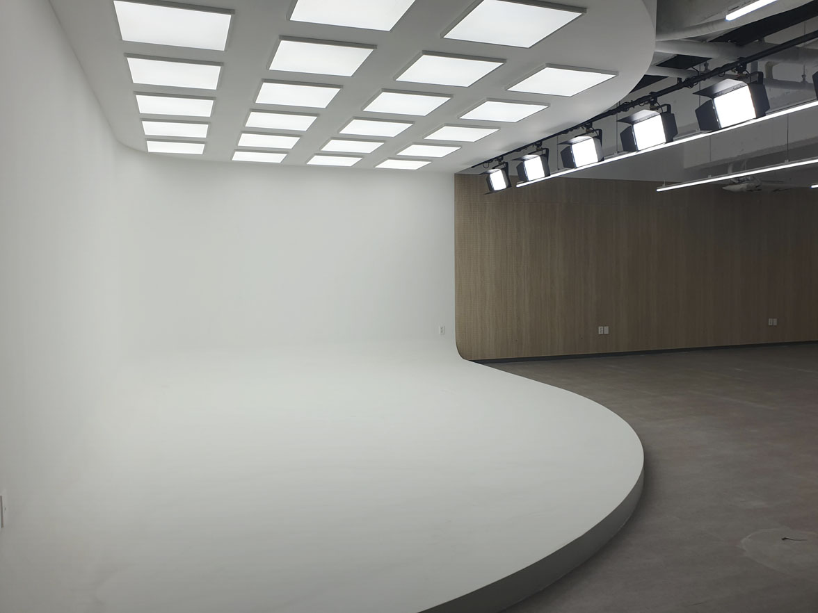 곡면 설계로 최적화된 크로마키 존(Chroma Key Zone)