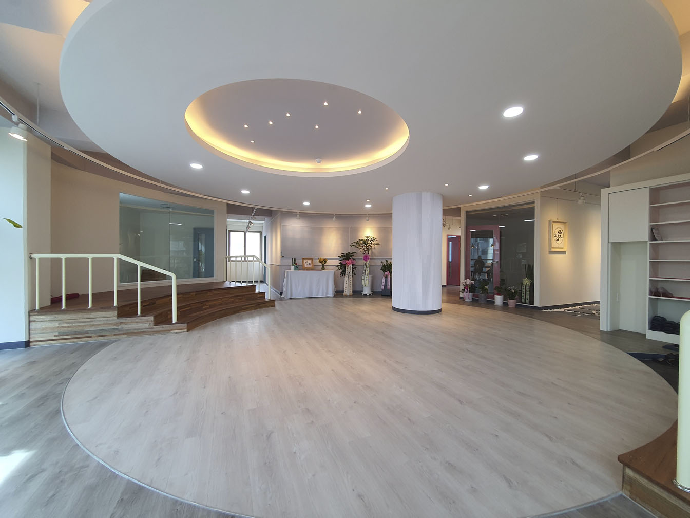 선형 요소로 공간감을 확장한 디자인